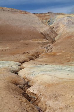 Namaskard, İzlanda 'nın jeotermal bölgesinde bitkisiz, renkli dağları olan çorak bir arazi.