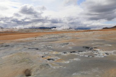 Renkli toprağıyla Namaskard 'ın ürkütücü manzarası. Havalandırma delikleri, kaynayan çamur kapları ve etkileyici bulut manzarası.