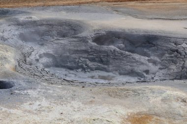 İzlanda 'nın Namaskard jeotermal bölgesinde renkli toprak ve kaya