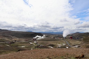 Engebeli bir İzlanda arazisindeki jeotermal bölgede elektrik santrali ve boru hatları