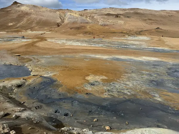 İzlanda 'nın Namaskard bölgesinde renkli topraklara sahip çorak bir arazi.