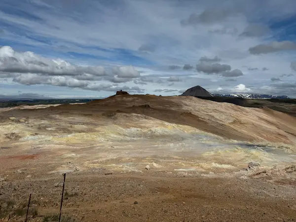 Myvatn Gölü 'nün yanındaki namaskard' ın jeotermal bölgesinde bitkisiz renkli dağların olduğu kurak bir arazinin manzarası.