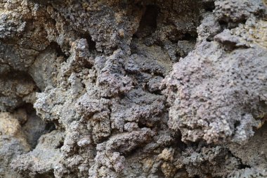 Farklı dokulara sahip siyah lav oluşumu.