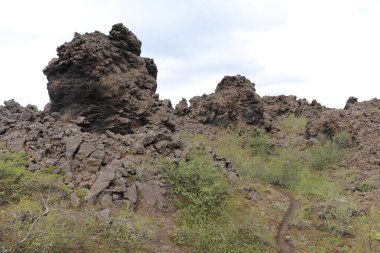 İzlanda 'nın kuzeyindeki Dimmuborgir lav alanında eşsiz lav oluşumları