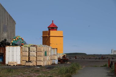 Reykjanesbaer 'deki portakal renkli Vatnsnes deniz feneri yanında da sanayi ağları ve olta takımı var.