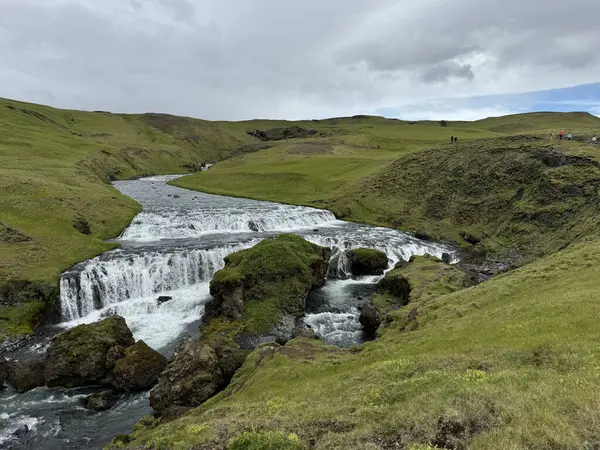 Yeşil skogafoss platosunda akan etkileyici şelaleleri ve akıntıları olan vahşi bir nehir.