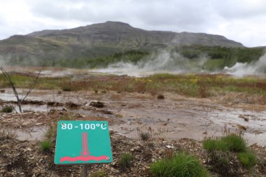 Geysir, İzlanda 'daki volkanik arazide farklı hidrotermal kaynaklardan çıkan buharlar, yüksek su koşulları için bir uyarı niteliği taşıyor.