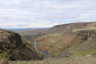 İzlanda 'nın dağlık kesimlerindeki fossardalur vadisindeki hızlı akan nehrin dramatik manzarası