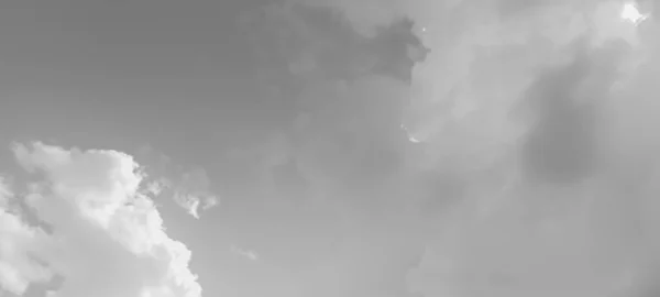 白いふわふわの曇天の背景 — ストック写真