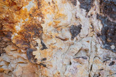 Kahverengi kaya yüzey dokusu. Yıpranmış taş zemin.