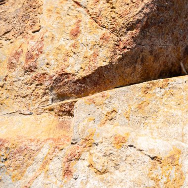 Kahverengi kaya yüzey dokusu. Yıpranmış taş zemin.