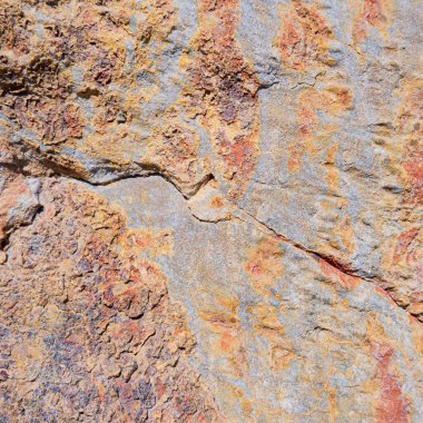 Kahverengi kaya yüzey dokusu. Yıpranmış taş zemin.