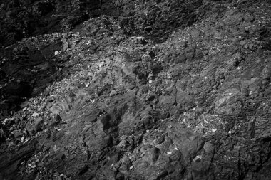 Siyah yıpranmış kaya. Yıpranmış taş zemin.