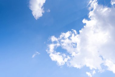 Mavi gökyüzü ve beyaz bulut