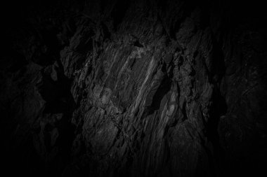 Siyah ve beyaz kaya yüzey dokusu. Yıpranmış taş zemin.