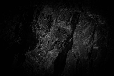 Siyah ve beyaz kaya yüzey dokusu. Yıpranmış taş zemin.