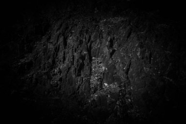 Siyah ve beyaz kaya yüzey dokusu. Yıpranmış taş zemin.