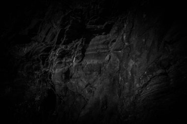 Siyah ve beyaz kaya yüzey dokusu. Yıpranmış taş zemin.