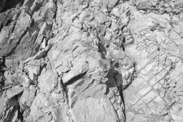 Siyah ve beyaz kaya yüzey dokusu. Yıpranmış taş zemin.