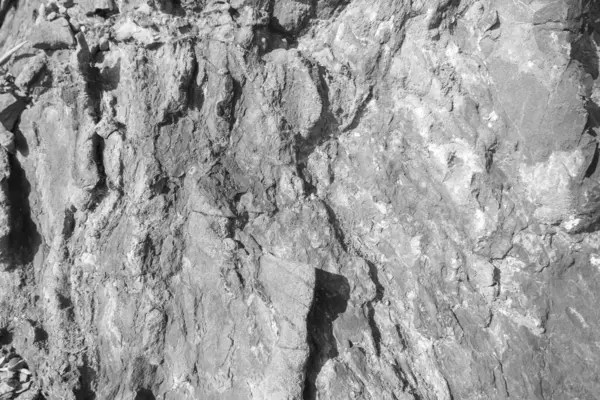 Siyah ve beyaz kaya yüzey dokusu. Yıpranmış taş zemin.