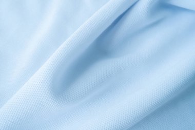 Açık mavi kıvrımlı kumaş arka plan. Dalgalı kumaş