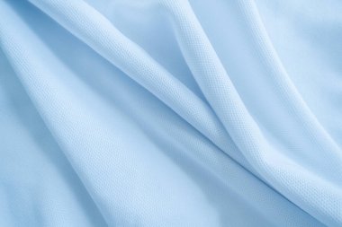 Açık mavi kıvrımlı kumaş arka plan. Dalgalı kumaş