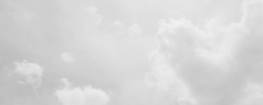 Beyaz gökyüzü arka planı. Bulutlu gökyüzü