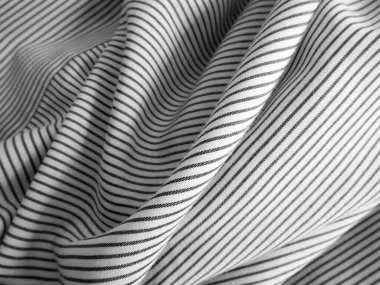 Buruşuk siyah beyaz kumaş arka plan. Dalgalı kumaş dokusu