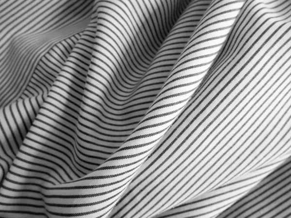 Buruşuk siyah beyaz kumaş arka plan. Dalgalı kumaş dokusu