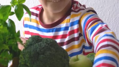 Çocuk bir elma aldı. yeşil sebzeler ve meyveler. Yüksek kaliteli FullHD görüntüler