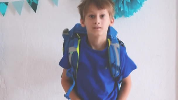 学校のバックパックを背負った少年が学校の初日を喜ぶ 初めて学校に — ストック動画