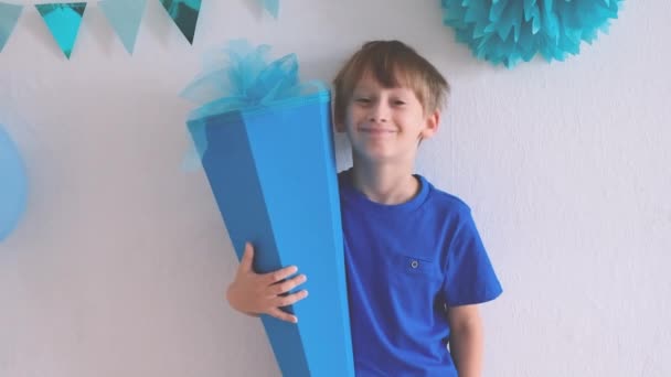 在开学第一天 快乐的孩子拿着传统的德国糖果蛋筒 快乐的男孩第一次去上学 — 图库视频影像
