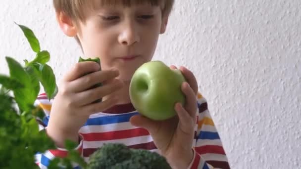 Veselý Chlapec Zelené Jablko Zelenou Okurku Zdravé Jídlo Pro Děti — Stock video