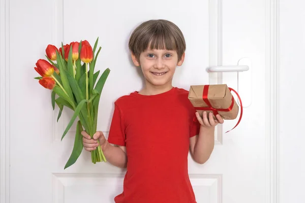 Egy Fiú Egy Csokorral Anyák Napjára Születésnapi Üdvözlet Fiú Virágokkal — Stock Fotó