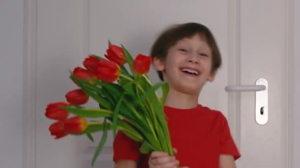 Щасливого Хлопця Квітами День Матері Радісний Хлопчик Кімнаті Букетом Тюльпанів — стокове відео