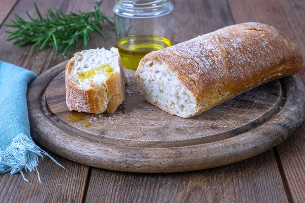 Zeytinyağlı İtalyan ciabatta ekmeği, seçici odaklı. Yüksek kalite fotoğraf