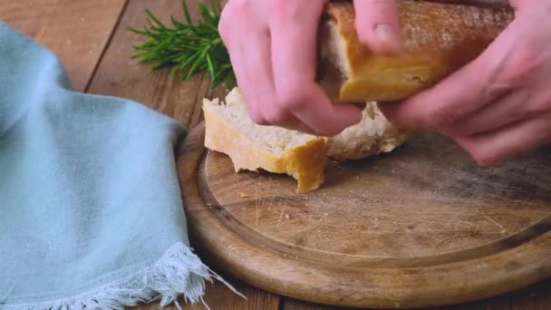 Вид Жіночі Руки Ламають Хліб Шиабатою Італійська Кухня Високоякісні Кадри — стокове відео
