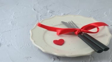 Sevgililer Günü 'nde servis yapmak. Kalp süslemeli beyaz tabak. Yüksek kaliteli FullHD görüntüler