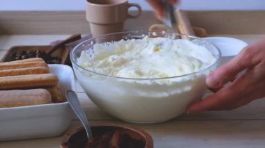 Tiramisu pişirme süreci. Tiramisu için krema yapıyorum. Yüksek kaliteli FullHD görüntüler
