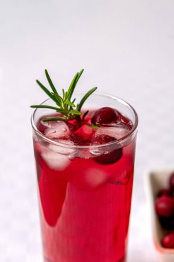 Masanın üzerinde beyaz bir masa örtüsü olan bir bardakta kızılcık suyu. Yüksek kalite fotoğraf