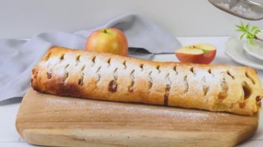 Bir kadın, elmalı turtaya şeker serpiyor. Yüksek kaliteli FullHD görüntüler