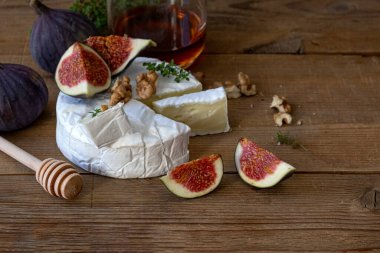 Peynirli peynir ve fındıklı camembert peyniri, bal inciri. Yüksek kalite fotoğraf