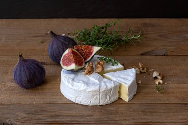 Peynirli peynir ve fındıklı camembert peyniri, bal inciri. Yüksek kalite fotoğraf