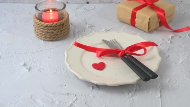 Servir Para San Valentín Placa Blanca Con Decoraciones Corazón Imágenes — Vídeos de Stock