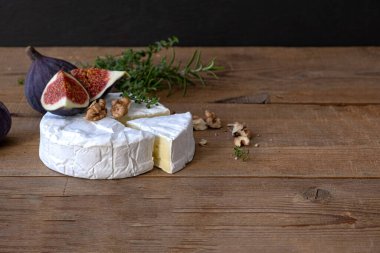 Peynirli peynir ve fındıklı camembert peyniri, bal inciri. Yüksek kalite fotoğraf