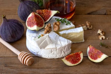 Peynirli peynir ve fındıklı camembert peyniri, bal inciri. Yüksek kalite fotoğraf