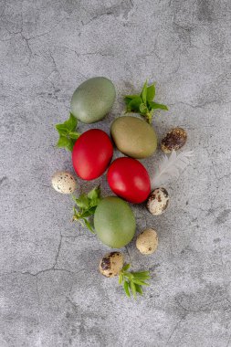 Gri arka planda Paskalya yumurtaları. Mutlu Paskalyalar. Dikey fotoğraf. Yüksek kalite fotoğraf