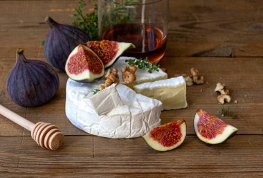 Peynirli peynir ve fındıklı camembert peyniri, bal inciri. Yüksek kalite fotoğraf