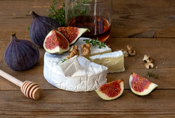Peynirli peynir ve fındıklı camembert peyniri, bal inciri. Yüksek kalite fotoğraf
