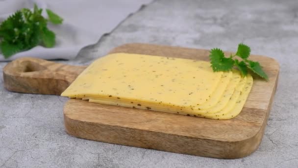 Serpiştirilmiş Peynir Tahtada Peynir Var Isırgan Yüksek Kaliteli Fullhd Görüntüler — Stok video
